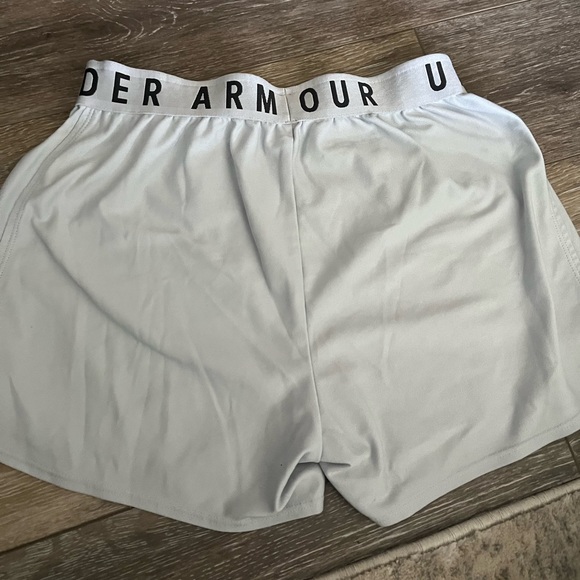 Light grey women’s small under armour shorts - Picture 4 of 4